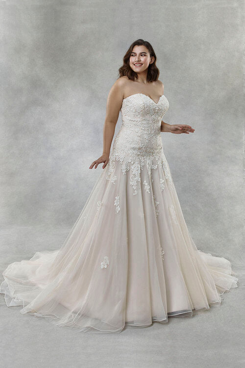 Eleanore - Strapless tulle wedding dress with lace appliques.
