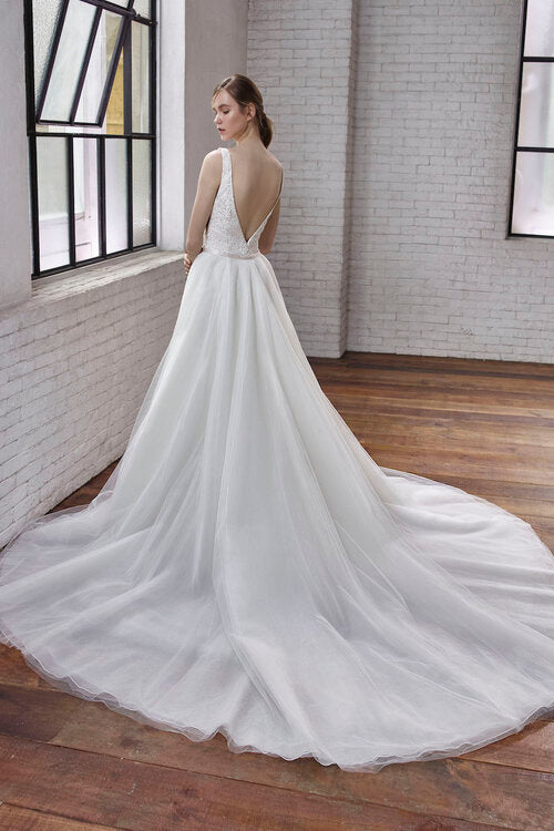 Demi - V neck trumpet wedding dress with removeable train